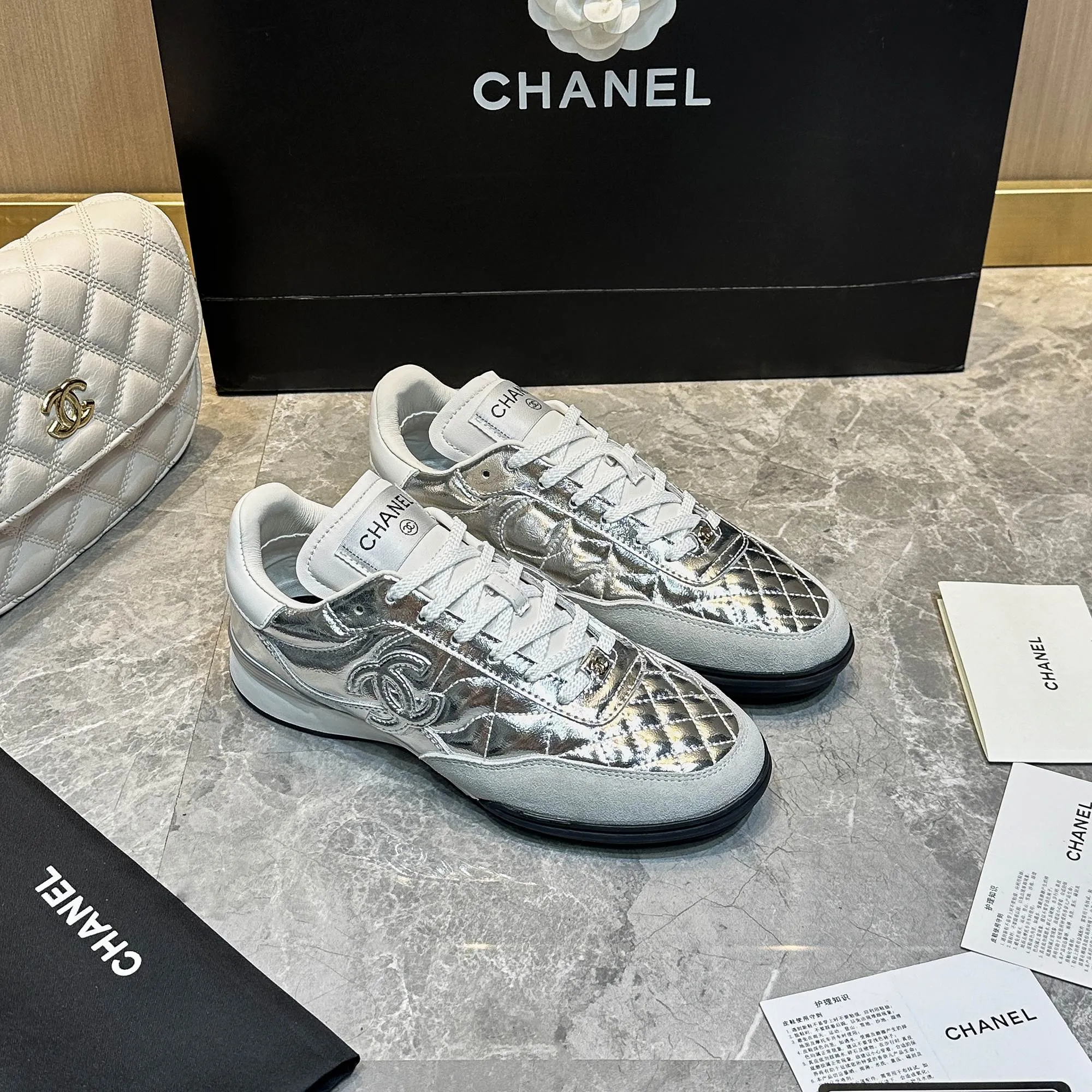 👟👟Ex-factory price 560👟👟 Chanel Chanel - 2024 counter top casual sports shoes This classic design; the upper is electro-embroidered with a variety of techniques; the outsole is fashionable and sporty; it is unusual to incorporate a variety of color matching elements... The diversified mix and match is very beautiful and versatile, casual, fashionable, sports and outdoor can be taken into account... ꫛꫀꪝ Go➫ Material: ❶Upper is made of: Original imported mixed-breed sheep ❷Inside made of: original imported breathable sheepskin ❸Outsole based on: original TPU outsole Full set of boutique packaging for women 35–41